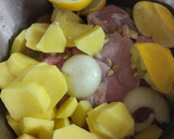Foto del paso 2 de la receta: Pollo al limón guisado en olla exprés