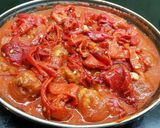 Foto del paso 10 de la receta: Albóndigas de pollo y jamón con tomate y pimientos