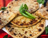 A picture of step 2 of Schezwan Chicken Paratha.