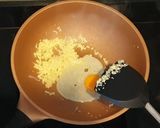 รูปขั้นตอนการทำที่ 3 ของ ข้าวผัดไข่ แบบรื้อตู้เย็นมามั่ว