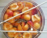 Une image de l'étape 2 de Abricots au thé et zeste de citron en conserve.