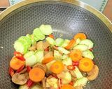 Gambar langkah 3 resipi 👩‍🍳Timun Cendawan Tumis Kering.