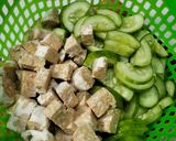 Foto langkah ke 1 dari resep Sayur bening timun tempe.