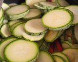 Foto del paso 2 de la receta: Salteado de calabacines/zucchini, con ajo, cebolla y morrón rojo 🥒🧄🧅🫑para múltiples usos 🥘🫕