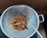 Foto langkah ke 4 dari resep Tumis Kangkung Bakso.