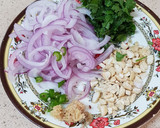 A picture of step 3 of Medhu pakoda.