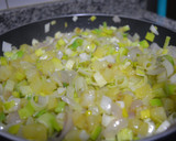 Foto del paso 2 de la receta: Tortilla de patatas y puerros