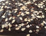 Foto langkah ke 5 dari resep Banana 🍌 Chocolate 🍫 Cake with Chocochips and almond slices.