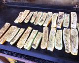 Une image de l'étape 4 de Courgettes bicolores marinées au basilic.