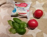 Hình bước làm 1 của món Caprese Salad