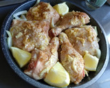Foto del paso 3 de la receta: Pollo al horno con cebolla patatas y limón