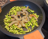 Foto del paso 2 de la receta: Espaguetis con langostinos y espárragos verdes