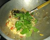 Foto langkah ke 4 dari resep Nasi Goreng Kemangi.