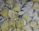 Foto del paso 3 de la receta: Ñoquis de perejil con salteado de pechuga de pollo😋