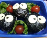 A picture of step 3 of Totoro Soot Sprite Family Onigiri (Character Bento).