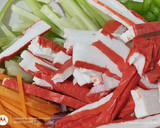Foto del paso 2 de la receta: Ensalada de surimi y vegetales