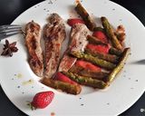Une image de l'étape 4 de Aiguillettes de canard et poêlée d'asperges vertes et fraises.