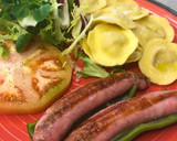 Foto del paso 7 de la receta: Salchichas con pimientos en Lékué Grill acompañadas de raviolis y ensalada