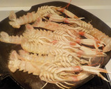 Foto del paso 3 de la receta: Cigalas a la plancha con guarnición de surimi