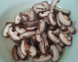Foto langkah ke 2 dari resep Tumis Udang Jamur Shiitake.