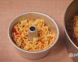 Foto langkah ke 5 dari resep Indomie Donat.