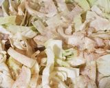 รูปขั้นตอนการทำที่ 4 ของ กระหล่ำปลีผัดหมูสามชั้นหน้าโรยไข่ #ครัวต่างแดน