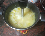 Foto del paso 4 de la receta: Crema de puerros, apio y almendras con pan frito