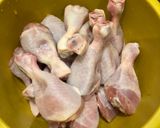 صورة لخطوة 1 من وصفة افخاذ الدجاج بتتبيلة العسل (بالقلاية الهوائية) 🍯🍗