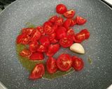 Foto del passaggio 2 della ricetta Pasta alla crema di ricotta, basilico e pistacchi con pomodorini