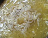 Foto del paso 3 de la receta: Caldito de fideos con patitas🍜