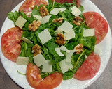 Foto del paso 1 de la receta: Ensalada de tomate rosa, rúcula, Grana Padano y nueces
