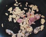 รูปขั้นตอนการทำที่ 1 ของ หมูสับผัดไข่ ใบชะพลู