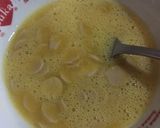 Foto langkah ke 2 dari resep Telur Dadar Sosis Saus Asam Manis.