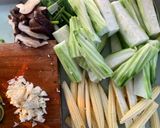 รูปขั้นตอนการทำที่ 1 ของ ผัดบวบข้าวโพดอ่อนเห็ดหอมน้ำแดง🍄🧄🫚