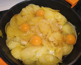 Foto del paso 6 de la receta: Patatas con huevos estrellados