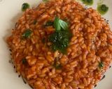 Foto del passaggio 6 della ricetta Risotto al pomodoro con riduzione di basilico 🌿