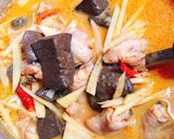 รูปขั้นตอนการทำที่ 3 ของ แกงเผ็ดไก่ ใส่หน่อไม้