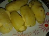 Marineras de papas rellenas de queso con ensalada primavera