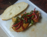 Foto del paso 2 de la receta: Bocadillo de pechuga frita con pimiento, queso y papas fritas