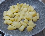 Foto del passaggio 3 della ricetta Patate con uova in padella