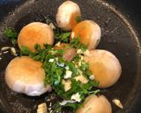 Foto del paso 3 de la receta: Champiñones a la plancha con ajos y perejil