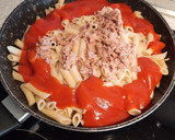 Foto del paso 3 de la receta: Macarrones con atún salteados