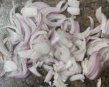 A picture of step 2 of Mushroom pulao.
