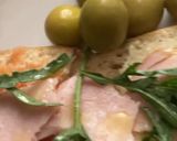 Foto del paso 9 de la receta: Bocadillo frío de fiambre de pollo, con allioli, tomate y rúcula