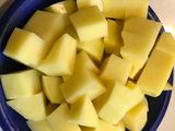 Erdélyi savanyúkáposzta-leves pirított kolbásszal, tejföllel