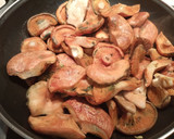 Foto del paso 4 de la receta: Níscalos al ajillo