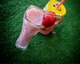 A picture of step 3 of Strawberry milkshake.