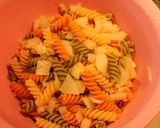 Foto del paso 6 de la receta Fusillis tricolor y enslada + mayonesa de ajo y tomatitos