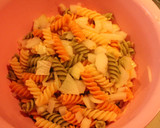 Foto del paso 6 de la receta: Fusillis tricolor y enslada + mayonesa de ajo y tomatitos
