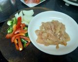 Hình bước làm 1 của món Eatclean Ức gà xào ớt chuông hành tây